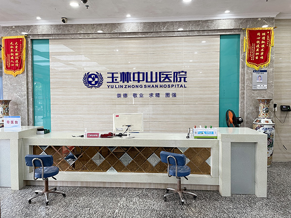 一楼大厅导医台.jpg